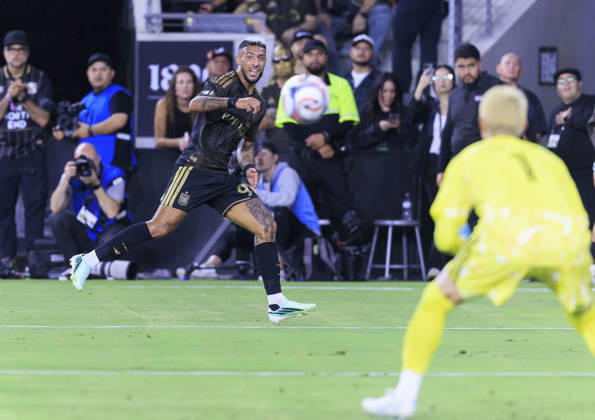 October 10, 2026, Los Angeles, California, USA: Denis Bouanga 99 of the Los Angeles Football Club makes a shot attempt at goalkeeper, Yohei Takaoka 1 of the Vancouver Whitecaps during their regular season MLS, Fussball Herren, USA game on Saturday October 10, 2026 at the BMO Stadium in Los Angeles, California. ARIANA RUIZ PI Los Angeles USA - ZUMAp124 20261010_zaa_p124_007 Copyright: xArianaxRuizx