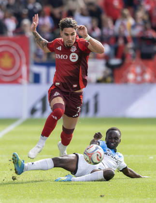 (261011) -- TORONTO, Oct. 11, 2026 -- Theo Corbeanu (L) of Toronto FC vies with Victor Loturi of CF Montreal during the 2026 Major League Soccer MLS, Fussball Herren, USA regular season match between Toronto FC and CF Montreal at BMO Field in Toronto, Canada, on Oct. 10, 2026. (Photo by Xinhua) (SP)CANADA-TORONTO-SOCCER-MLS-TORONTO FC VS CF MONTREAL ZouxZheng 