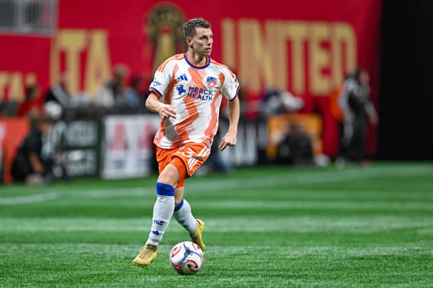 ATLANTA, GA - OCTOBER 10: David Doudera 23 of FC Cincinnati dribbles during the MLS, Fussball Herren, USA match between FC Cincinnati and Atlanta United FC on October 10th, 2026 at Mercedes-Benz Stadium in Atlanta, GA. (Photo by Rich von Biberstein Icon Sportswire) SOCCER: OCT 10 MLS Atlanta United vs FC Cincinnati EDITORIAL USE ONLY Icon261010004