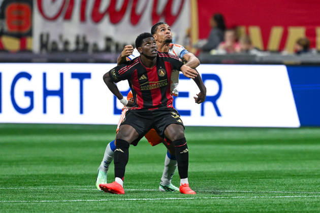ATLANTA, GA - OCTOBER 10: Breel Embolo 36 of Atlanta and Miles Robinson 12 of FC Cincinnati battle for a header during the MLS, Fussball Herren, USA match between FC Cincinnati and Atlanta United FC on October 10th, 2026 at Mercedes-Benz Stadium in Atlanta, GA. (Photo by Rich von Biberstein Icon Sportswire) SOCCER: OCT 10 MLS Atlanta United vs FC Cincinnati EDITORIAL USE ONLY Icon261010007