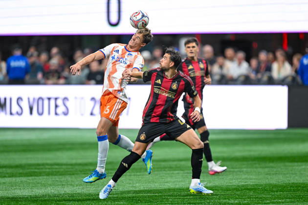 ATLANTA, GA - OCTOBER 10: Tom Barlow 16 of FC Cincinnati heads the ball during the MLS, Fussball Herren, USA match between FC Cincinnati and Atlanta United FC on October 10th, 2026 at Mercedes-Benz Stadium in Atlanta, GA. (Photo by Rich von Biberstein Icon Sportswire) SOCCER: OCT 10 MLS Atlanta United vs FC Cincinnati EDITORIAL USE ONLY Icon261010008