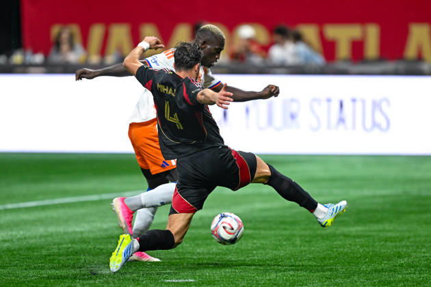 ATLANTA, GA - OCTOBER 10: Enea Mihaj 4 of Atlanta challenges Kevin Denkey 9 of FC Cincinnati during the MLS, Fussball Herren, USA match between FC Cincinnati and Atlanta United FC on October 10th, 2026 at Mercedes-Benz Stadium in Atlanta, GA. (Photo by Rich von Biberstein Icon Sportswire) SOCCER: OCT 10 MLS Atlanta United vs FC Cincinnati EDITORIAL USE ONLY Icon261010009