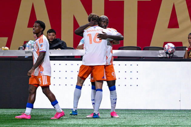 ATLANTA, GA - OCTOBER 10: Tom Barlow 16 of FC Cincinnati embraces Kevin Denkey 9 after he scored a second-half goal during the MLS, Fussball Herren, USA match between FC Cincinnati and Atlanta United FC on October 10th, 2026 at Mercedes-Benz Stadium in Atlanta, GA. (Photo by Rich von Biberstein Icon Sportswire) SOCCER: OCT 10 MLS Atlanta United vs FC Cincinnati EDITORIAL USE ONLY Icon261010011