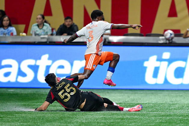 ATLANTA, GA - OCTOBER 10: Tomas Jacob 55 of Atlanta challenges Gilberto Flores 3 of FC Cincinnati during the MLS, Fussball Herren, USA match between FC Cincinnati and Atlanta United FC on October 10th, 2026 at Mercedes-Benz Stadium in Atlanta, GA. (Photo by Rich von Biberstein Icon Sportswire) SOCCER: OCT 10 MLS Atlanta United vs FC Cincinnati EDITORIAL USE ONLY Icon261010021