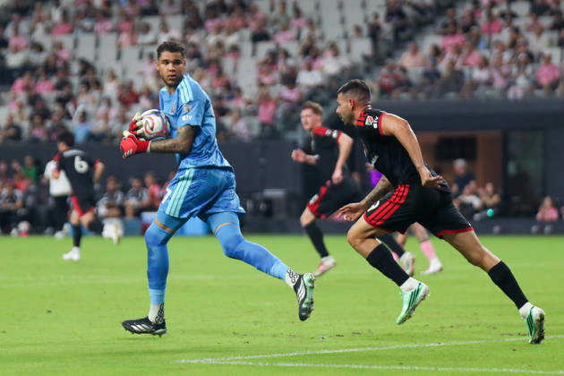 MIAMI, FL - OCTOBER 10: Inter Miami CF goalkeeper Dayne St. Clair (97) looks on during a 2026 MLS, Fussball Herren, USA soccer match between Inter Miami CF and DC United on October 10, 2026 being played at NU Stadium, Miami, Fla.(Photo by Chris Arjoon Icon Sportswire). SOCCER: OCT 10 MLS Inter Miami CF vs DC United EDITORIAL USE ONLY Icon2610100000013