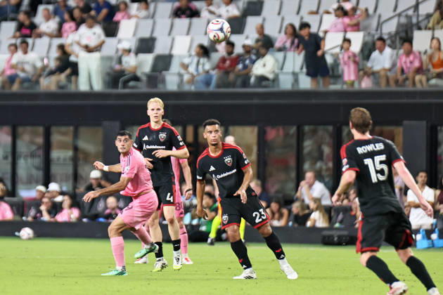 MIAMI, FL - OCTOBER 10: Inter Miami CF forward German Berterame (19) and D.C. United midfielder Brandon Servania (23) look towards the ball during a 2026 MLS, Fussball Herren, USA soccer match between Inter Miami CF and DC United on October 10, 2026 being played at NU Stadium, Miami, Fla.(Photo by Chris Arjoon Icon Sportswire). SOCCER: OCT 10 MLS Inter Miami CF vs DC United EDITORIAL USE ONLY Icon2610100000018