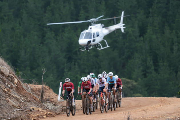 2026 UCI Gravel World Championships Picture by James Raison SWpix.com - 11 10 2026 - Cycling - 2026 UCI Gravel World Championships - Nannup, Western Australia, Australia - Men™s Elite - The chasing group, Helicopter, Denmark Copyright: x xSWpix.comx(t axPhotographyxHubxLtd)xJamesxRaison SWpix.comx SWP-3030-24529