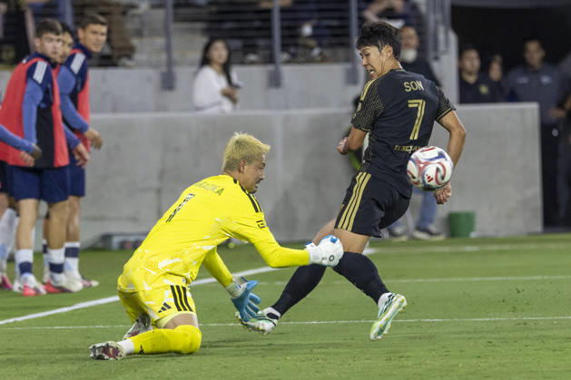 October 10, 2026, Los Angeles, California, USA: Vancouver Whitecaps goalkeeper Yohei Takaoka (1) defends against Los Angeles FC attacking midfielder Heung Min Son (7) during a MLS, Fussball Herren, USA soccer game on Saturday, Oct. 10, 2026 in Los Angeles. Los Angeles USA - ZUMAc68_ 20261010_zaf_c68_045 Copyright: xRingoxChiux