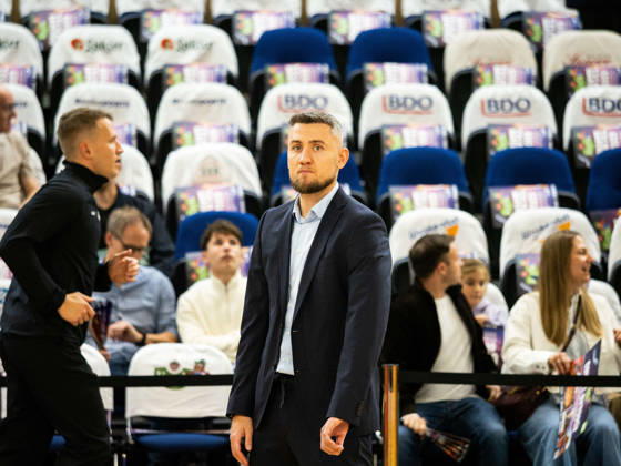 Zweiter Assistants Coach Marcin Wie (Fitness First Würzburg Baskets) während der Erwärmung. Rostock Seawolves vs. Fitness First Würzburg Baskets, Stadthalle Rostock, easyCredit Basketball Bundesliga, 5. Spieltag, 10.10.2026 Rostock Seawolves vs. Fitness First Würzburg Baskets, Stadthalle Rostock, easyCredit Basketball Bundesliga, 5. Spieltag, Seawolves, Würzburg Baskets, Basketball 10.10.2026 Rostock Copyright: xHannesxAdelbergx