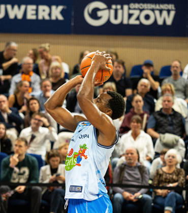 22 Johnathan Stove (Rostock Seawolves) während eines Freiwurfes. Rostock Seawolves vs. Fitness First Würzburg Baskets, Stadthalle Rostock, easyCredit Basketball Bundesliga, 5. Spieltag, 10.10.2026 Rostock Seawolves vs. Fitness First Würzburg Baskets, Stadthalle Rostock, easyCredit Basketball Bundesliga, 5. Spieltag, Seawolves, Würzburg Baskets, Basketball 10.10.2026 Rostock Copyright: xHannesxAdelbergx