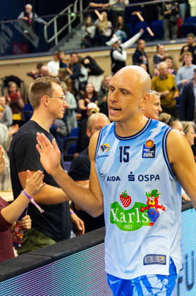 15 Robin Amaize (Rostock Seawolves) klatscht mit den Fans ab. Rostock Seawolves vs. Fitness First Würzburg Baskets, Stadthalle Rostock, easyCredit Basketball Bundesliga, 5. Spieltag, 10.10.2026 Rostock Seawolves vs. Fitness First Würzburg Baskets, Stadthalle Rostock, easyCredit Basketball Bundesliga, 5. Spieltag, Seawolves, Würzburg Baskets, Basketball 10.10.2026 Rostock Copyright: xHannesxAdelbergx
