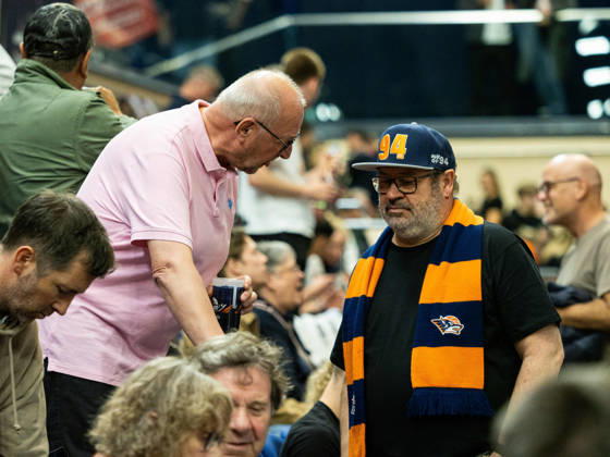 Zwei Fans unterhalten sich. Rostock Seawolves vs. Fitness First Würzburg Baskets, Stadthalle Rostock, easyCredit Basketball Bundesliga, 5. Spieltag, 10.10.2026 Rostock Seawolves vs. Fitness First Würzburg Baskets, Stadthalle Rostock, easyCredit Basketball Bundesliga, 5. Spieltag, Seawolves, Würzburg Baskets, Basketball 10.10.2026 Rostock Copyright: xHannesxAdelbergx