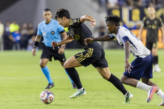 October 10, 2026, Los Angeles, California, USA: Los Angeles FC attacking midfielder Heung Min Son (7) and Vancouver Whitecaps right wing back Edier Ocampo (18) vie for the ball during a MLS, Fussball Herren, USA soccer game on Saturday, Oct. 10, 2026 in Los Angeles. Los Angeles USA - ZUMAc68_ 20261010_zaf_c68_057 Copyright: xRingoxChiux