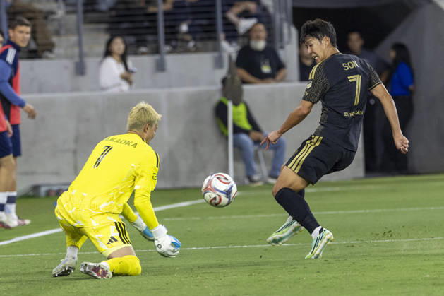 October 10, 2026, Los Angeles, California, USA: Vancouver Whitecaps goalkeeper Yohei Takaoka (1) defends against Los Angeles FC attacking midfielder Heung Min Son (7) during a MLS, Fussball Herren, USA soccer game on Saturday, Oct. 10, 2026 in Los Angeles. Los Angeles USA - ZUMAc68_ 20261010_zaf_c68_061 Copyright: xRingoxChiux