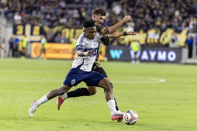 October 10, 2026, Los Angeles, California, USA: Vancouver Whitecaps right wing back Edier Ocampo (18) and Los Angeles FC left wing back Yevhen Cheberko (23) vie for the ball during a MLS, Fussball Herren, USA soccer game on Saturday, Oct. 10, 2026 in Los Angeles. Los Angeles USA - ZUMAc68_ 20261010_zaf_c68_063 Copyright: xRingoxChiux