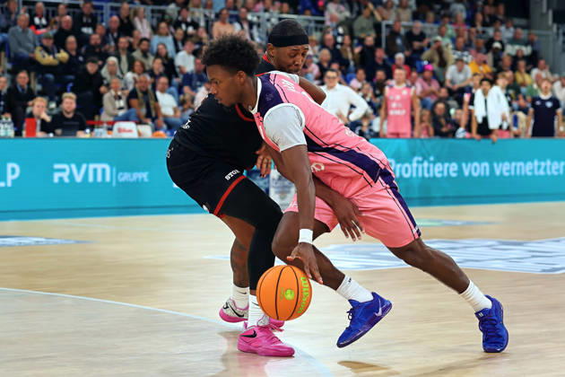 v. li. im Zweikampf, Kyndahl Huegel (SBB Baskets Wolmirstedt, 5), Chuck Harris (MLP Academics Heidelberg, 0) GER BBL MLP Academics Heidelberg - SBB Baskets Wolmirstedt Basketball Barmer 2.Basketball Bundesliga ProA 4.Spieltag Saison 2026 2027 10.10.2026 GER MLP Academics Heidelberg - SBB Baskets Wolmirstedt, Basketball Barmer 2.Basketball Bundesliga ProA 4.Spieltag Saison 2026 2027 10.10.2026 Heidelberg Copyright: xEibner-Pressefoto JoergxHirschx EP_JHH
