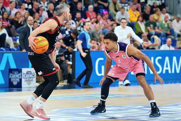 v.li.Martin Bogdanov (SBB Baskets Wolmirstedt, 6) gegen Kevin McClain (MLP Academics Heidelberg, 03) GER BBL MLP Academics Heidelberg - SBB Baskets Wolmirstedt Basketball Barmer 2.Basketball Bundesliga ProA 4.Spieltag Saison 2026 2027 10.10.2026 GER MLP Academics Heidelberg - SBB Baskets Wolmirstedt, Basketball Barmer 2.Basketball Bundesliga ProA 4.Spieltag Saison 2026 2027 10.10.2026 Heidelberg Copyright: xEibner-Pressefoto JoergxHirschx EP_JHH