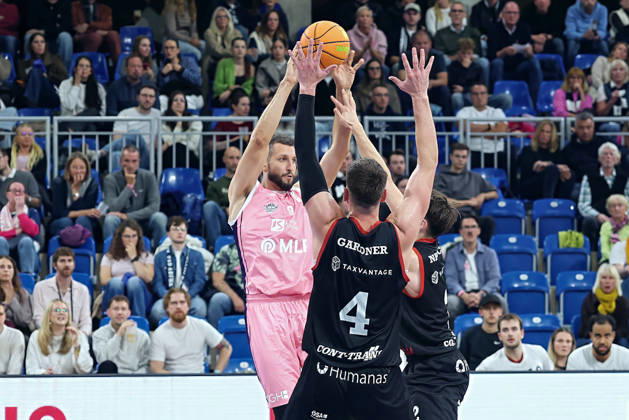 v.li.Paul Zipser (MLP Academics Heidelberg, 09) am Ball im gerangel gegen Brock Gardner (SBB Baskets Wolmirstedt, 4),Dennis Nawrocki (SBB Baskets Wolmirstedt, 2) GER BBL MLP Academics Heidelberg - SBB Baskets Wolmirstedt Basketball Barmer 2.Basketball Bundesliga ProA 4.Spieltag Saison 2026 2027 10.10.2026 GER MLP Academics Heidelberg - SBB Baskets Wolmirstedt, Basketball Barmer 2.Basketball Bundesliga ProA 4.Spieltag Saison 2026 2027 10.10.2026 Heidelberg Copyright: xEibner-Pressefoto JoergxHirschx EP_JHH