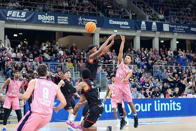 Kevin McClain (MLP Academics Heidelberg, 03) wirft den Ball. GER BBL MLP Academics Heidelberg - SBB Baskets Wolmirstedt Basketball Barmer 2.Basketball Bundesliga ProA 4.Spieltag Saison 2026 2027 10.10.2026 GER MLP Academics Heidelberg - SBB Baskets Wolmirstedt, Basketball Barmer 2.Basketball Bundesliga ProA 4.Spieltag Saison 2026 2027 10.10.2026 Heidelberg Copyright: xEibner-Pressefoto JoergxHirschx EP_JHH