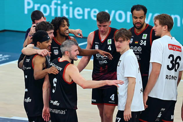 Alieu Ceesay (SBB Baskets Wolmirstedt, 28) lachend, laechelnd, gut gelaunt, grinst, grinsend mit seinen Mannschaftskollegen im Schlussjubel nach dem gewonnenem Spiel. GER BBL MLP Academics Heidelberg - SBB Baskets Wolmirstedt Basketball Barmer 2.Basketball Bundesliga ProA 4.Spieltag Saison 2026 2027 10.10.2026 GER MLP Academics Heidelberg - SBB Baskets Wolmirstedt, Basketball Barmer 2.Basketball Bundesliga ProA 4.Spieltag Saison 2026 2027 10.10.2026 Heidelberg Copyright: xEibner-Pressefoto JoergxHirschx EP_JHH