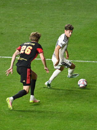 Philadelphia Union Vs Real Salt Lake - October 10, 2026 Milan Iloski 10 of the Philadelphia Union takes on Philip Quinton 26 of Real Salt Lake during the Major League Soccer 2026 match between Philadelphia Union and Real Salt Lake at Subaru Park in Chester, Pennsylvania, on October 10, 2026. Philadelphia United States  Copyright: xJackxMegawx originalFilename:megaw-philadel261010_np2zI.jpg