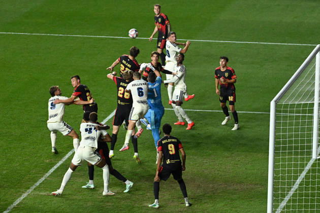 Philadelphia Union Vs Real Salt Lake - October 10, 2026 Rafael Cabral 1 of Real Salt Lake punches a ball from a corner under pressure from Cavan Sullivan 6 of the Philadelphia Union during the Major League Soccer 2026 match between Philadelphia Union and Real Salt Lake at Subaru Park in Chester, Pennsylvania, on October 10, 2026. Philadelphia United States  Copyright: xJackxMegawx originalFilename:megaw-philadel261010_npmPp.jpg