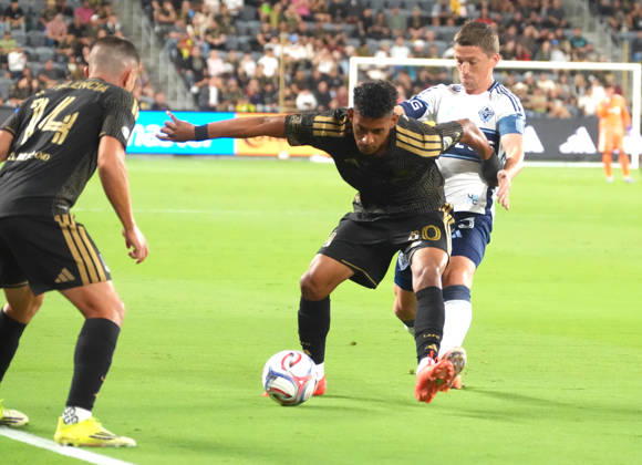 Sergio Vasquez (C) of Los Angeles in action against Ryan Gauld (R) of Vancouver during an MLS, Fussball Herren, USA match between Los Angeles and the Vancouver Whitecaps at BMO Stadium in Los Angeles, United States, 10 October 2026. MLS- Los Angeles vs Vancouver Whitecaps !ACHTUNG: NUR REDAKTIONELLE NUTZUNG!  Copyright: xOmarxAlonsox AME5015 20261011-55021650175_1