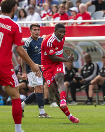 Chicago Fire FC V New York City FC - MLS, Fussball Herren, USA - October 10, 2026 Mbekezeli Mbokazi ( 4) of Chicago Fire FC shoots during the match between Chicago Fire FC and New York City FC at Soldier Field Stadium in Chicago, United States, on October 10, 2026. Chicago IL United States  Copyright: xRichardxNicholsx originalFilename:nichols-chicagof261010_npcGJ.jpg