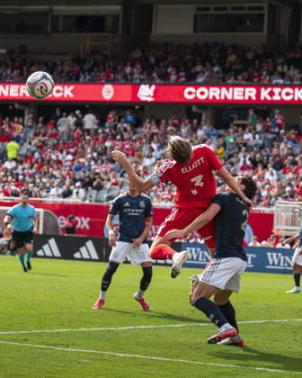 Chicago Fire FC V New York City FC - MLS, Fussball Herren, USA - October 10, 2026 Jack Elliott ( 3) of Chicago Fire FC heads the ball during the match between Chicago Fire FC and New York City FC at Soldier Field Stadium in Chicago, United States, on October 10, 2026. Chicago IL United States  Copyright: xRichardxNicholsx originalFilename:nichols-chicagof261010_npCkO.jpg