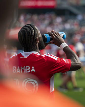 Chicago Fire FC V New York City FC - MLS, Fussball Herren, USA - October 10, 2026 Jonathan Bamba ( 19) of Chicago Fire FC hydrates before the match between Chicago Fire FC and New York City FC at Soldier Field Stadium in Chicago, United States, on October 10, 2026. Chicago IL United States  Copyright: xRichardxNicholsx originalFilename:nichols-chicagof261010_npZPm.jpg