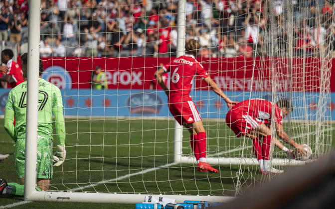 Chicago Fire FC V New York City FC - MLS, Fussball Herren, USA - October 10, 2026 Anton Saletros ( 6) of Chicago Fire FC celebrates scoring to tie the game 1-1 during the match between Chicago Fire FC and New York City FC at Soldier Field Stadium in Chicago, United States, on October 10, 2026. Chicago IL United States  Copyright: xRichardxNicholsx originalFilename:nichols-chicagof261010_np3wR.jpg