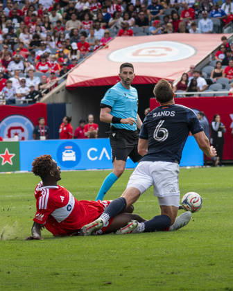 Chicago Fire FC V New York City FC - MLS, Fussball Herren, USA - October 10, 2026 Dje D Avilla ( 42) of Chicago Fire FC is shown a second yellow card and sent off for a tackle on James Sands ( 6) of New York City FC during the match between Chicago Fire FC and New York City FC at Soldier Field Stadium in Chicago, United States, on October 10, 2026. Chicago IL United States  Copyright: xRichardxNicholsx originalFilename:nichols-chicagof261010_np81b.jpg