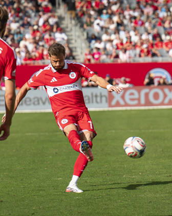 Chicago Fire FC V New York City FC - MLS, Fussball Herren, USA - October 10, 2026 Philip Zinckernagel ( 11) of Chicago Fire FC takes a free-kick during the match between Chicago Fire FC and New York City FC at Soldier Field Stadium in Chicago, United States, on October 10, 2026. Chicago IL United States  Copyright: xRichardxNicholsx originalFilename:nichols-chicagof261010_npDFj.jpg