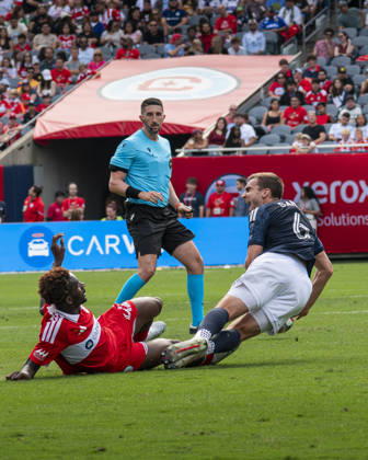 Chicago Fire FC V New York City FC - MLS, Fussball Herren, USA - October 10, 2026 Dje D Avilla ( 42) of Chicago Fire FC is shown a second yellow card and sent off for a tackle on James Sands ( 6) of New York City FC during the match between Chicago Fire FC and New York City FC at Soldier Field Stadium in Chicago, United States, on October 10, 2026. Chicago IL United States  Copyright: xRichardxNicholsx originalFilename:nichols-chicagof261010_npFvw.jpg