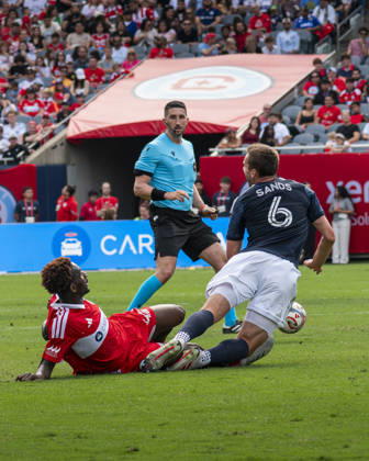 Chicago Fire FC V New York City FC - MLS, Fussball Herren, USA - October 10, 2026 Dje D Avilla ( 42) of Chicago Fire FC is shown a second yellow card and sent off for a tackle on James Sands ( 6) of New York City FC during the match between Chicago Fire FC and New York City FC at Soldier Field Stadium in Chicago, United States, on October 10, 2026. Chicago IL United States  Copyright: xRichardxNicholsx originalFilename:nichols-chicagof261010_npXbK.jpg