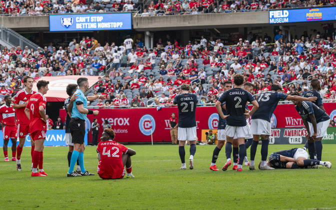 Chicago Fire FC V New York City FC - MLS, Fussball Herren, USA - October 10, 2026 Dje D Avilla ( 42) of Chicago Fire FC sits on the pitch after being sent off for a tackle on James Sands ( 6) of New York City FC, which resulted in a second yellow card, during the match between Chicago Fire FC and New York City FC at Soldier Field Stadium in Chicago, United States, on October 10, 2026. Chicago IL United States  Copyright: xRichardxNicholsx originalFilename:nichols-chicagof261010_npYSY.jpg