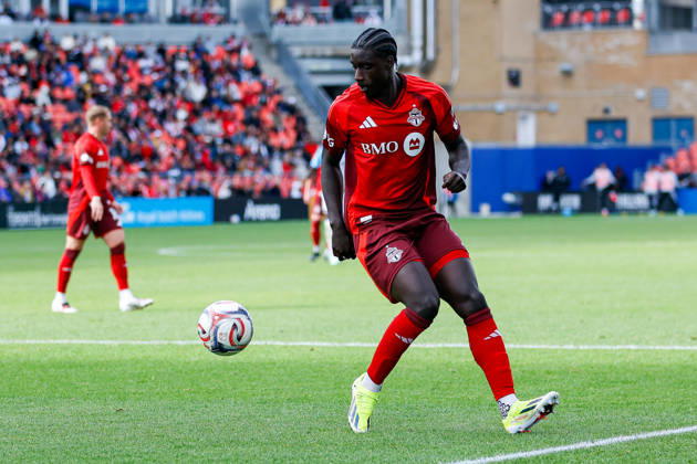 Toronto FC v CF Montreal Nickson Gomis 15 of Toronto FC controls the ball during a Major League Soccer game between Toronto FC and CF Montreal at BMO Field in Toronto, Ontario, Canada, on October 10, 2026. Toronto Ontario Canada  Copyright: xIndrawanxKumalax originalFilename:kumala-majorlea261010_np33S.jpg