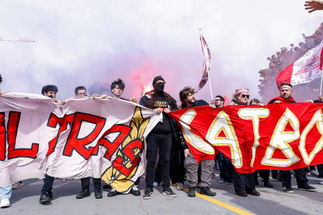 Toronto FC v CF Montreal Toronto FC fans march toward BMO Field before the start of the Major League Soccer game between Toronto FC and CF Montreal in Toronto, Canada, on October 10, 2026. Toronto Ontario Canada  Copyright: xIndrawanxKumalax originalFilename:kumala-majorlea261010_npOHZ.jpg