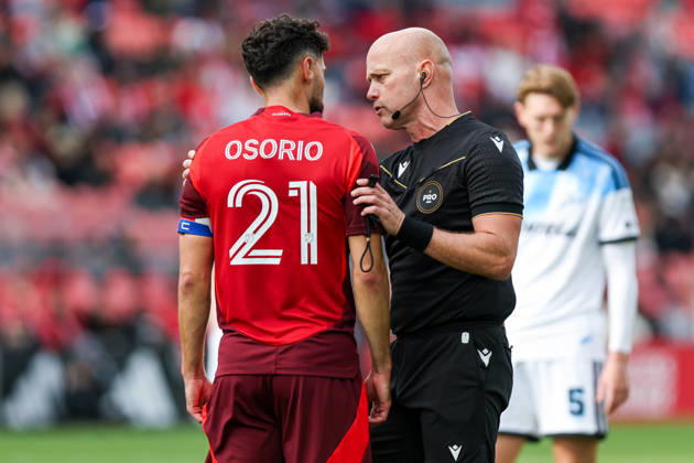 Toronto FC v CF Montreal Referee Allen Chapman talks with Jonathan Osorio 21 of Toronto FC during a Major League Soccer game between Toronto FC and CF Montreal at BMO Field in Toronto, Ontario, Canada, on October 10, 2026. Toronto Ontario Canada  Copyright: xIndrawanxKumalax originalFilename:kumala-majorlea261010_nptXl.jpg