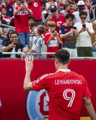 Chicago Fire FC V New York City FC - MLS, Fussball Herren, USA - October 10, 2026 Robert Lewandowski ( 9) of Chicago Fire FC salutes the fans as he substitutes out of the match between Chicago Fire FC and New York City FC at Soldier Field Stadium in Chicago, United States, on October 10, 2026. Chicago IL United States  Copyright: xRichardxNicholsx originalFilename:nichols-chicagof261010_np0zO.jpg