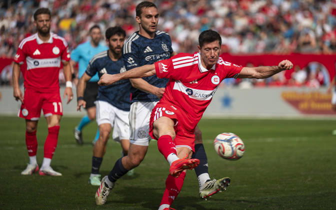 Chicago Fire FC V New York City FC - MLS, Fussball Herren, USA - October 10, 2026 Robert Lewandowski ( 9) of Chicago Fire FC takes a shot during the match between Chicago Fire FC and New York City FC at Soldier Field Stadium in Chicago, United States, on October 10, 2026. Chicago IL United States  Copyright: xRichardxNicholsx originalFilename:nichols-chicagof261010_np78k.jpg