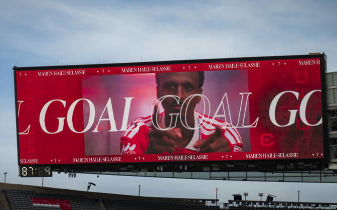 Chicago Fire FC V New York City FC - MLS, Fussball Herren, USA - October 10, 2026 The scoreboard displays the score after Maren Haile-Selassie ( 7) of Chicago Fire FC scores the go-ahead goal during the match between Chicago Fire FC and New York City FC at Soldier Field Stadium in Chicago, United States, on October 10, 2026. Chicago IL United States  Copyright: xRichardxNicholsx originalFilename:nichols-chicagof261010_npCmG.jpg