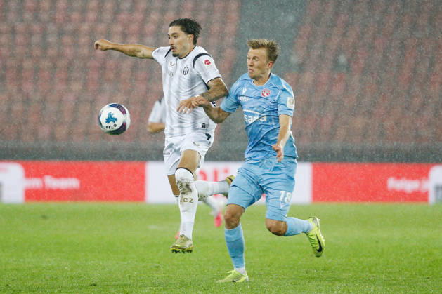 10.10.2026 Zuerich, SCHWEIZ, Stadion Letzigrund Zuerich, Herren Fussball Super League FC Zuerich - FC Thun Kevin Spadanuda (li,FCZ) gegen Tom Strannegard (FC Thun)