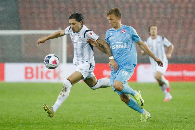 10.10.2026 Zuerich, SCHWEIZ, Stadion Letzigrund Zuerich, Herren Fussball Super League FC Zuerich - FC Thun Kevin Spadanuda (li,FCZ) gegen Tom Strannegard (FC Thun)