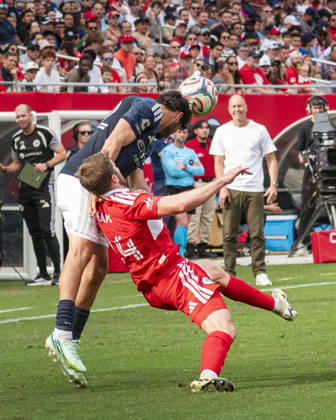 Chicago Fire FC V New York City FC - MLS, Fussball Herren, USA - October 10, 2026 Jonathan Dean ( 24) of Chicago Fire FC is fouled during the match between Chicago Fire FC and New York City FC at Soldier Field Stadium in Chicago, United States, on October 10, 2026. Chicago IL United States  Copyright: xRichardxNicholsx originalFilename:nichols-chicagof261010_nprtj.jpg