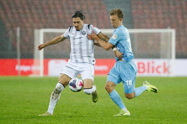 10.10.2026 Zuerich, SCHWEIZ, Stadion Letzigrund Zuerich, Herren Fussball Super League FC Zuerich - FC Thun Kevin Spadanuda (li,FCZ) gegen Tom Strannegard (FC Thun)