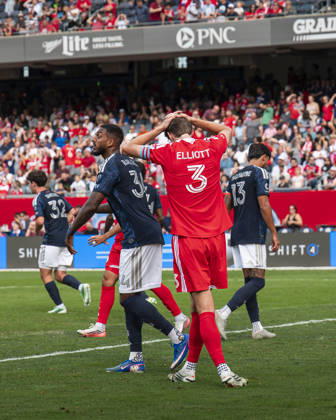 Chicago Fire FC V New York City FC - MLS, Fussball Herren, USA - October 10, 2026 Jack Elliott ( 3) of Chicago Fire FC reacts after heading the ball at goal during the match between Chicago Fire FC and New York City FC at Soldier Field Stadium in Chicago, United States, on October 10, 2026. Chicago IL United States  Copyright: xRichardxNicholsx originalFilename:nichols-chicagof261010_npZAK.jpg