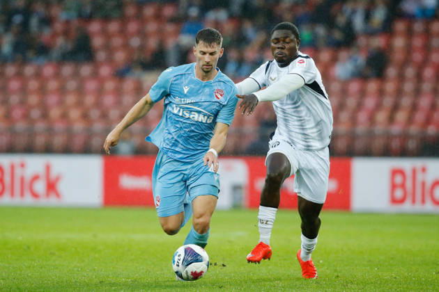 10.10.2026 Zuerich, SCHWEIZ, Stadion Letzigrund Zuerich, Herren Fussball Super League FC Zuerich - FC Thun Fabio Fehr (li,FC Thun) gegen Umeh Emmanuel (FCZ)