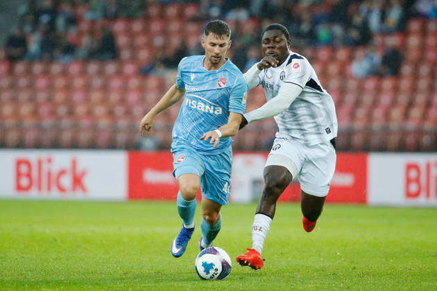 10.10.2026 Zuerich, SCHWEIZ, Stadion Letzigrund Zuerich, Herren Fussball Super League FC Zuerich - FC Thun Fabio Fehr (li,FC Thun) gegen Umeh Emmanuel (FCZ)