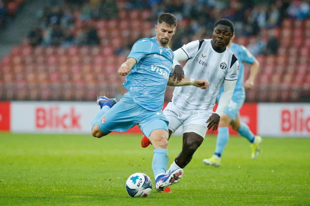 10.10.2026 Zuerich, SCHWEIZ, Stadion Letzigrund Zuerich, Herren Fussball Super League FC Zuerich - FC Thun Fabio Fehr (li,FC Thun) gegen Umeh Emmanuel (FCZ)